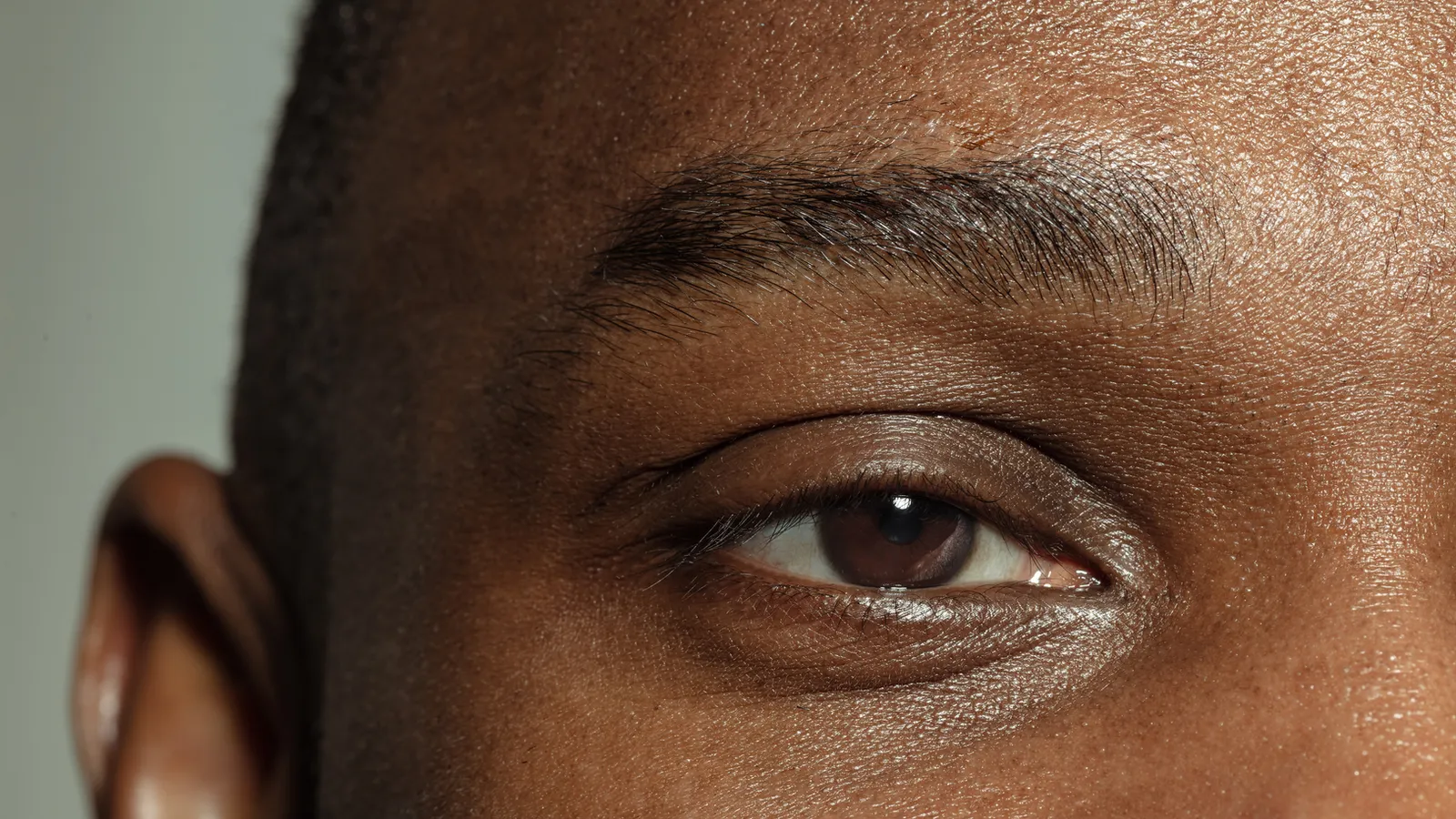 A close up of a man's right eye gazing into the distance, evoking the sustained visual focus used in brainspotting therapy.